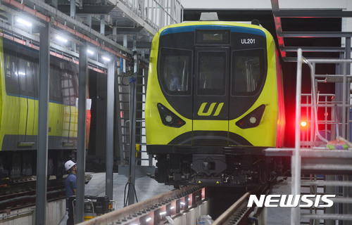 【서울=뉴시스】조성봉 기자 = 29일 오후 서울 강북구 우이 신설선 차고지에서 관계자들이 경전철 차량 점검을 하고 있다. 서울시는 경전철 우이 신설선이 다음달 2일 오전 5시 30분 북한산우이역에서 출발하는 첫 차를 시작으로 본격적인 운행에 나선다고 29일 밝혔다. 2017.08.29.suncho21@newsis.com