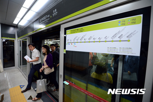 【서울=뉴시스】조성봉 기자 = 29일 오후 서울 강북구 경전철 우이 신설선을 탄 시민들과 관계자들이 성신여대역에서 내리고 있다.&nbsp;&nbsp; 서울시는 경전철 우이 신설선이 다음달 2일 오전 5시 30분 북한산우이역에서 출발하는 첫 차를 시작으로 본격적인 운행에 나선다고 29일 밝혔다. 2017.08.29.suncho21@newsis.com