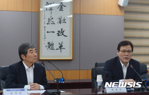 【서울=뉴시스】고승민 기자 = 윤석헌 신임 금감원장(왼쪽)과 최종구 금융위원장.