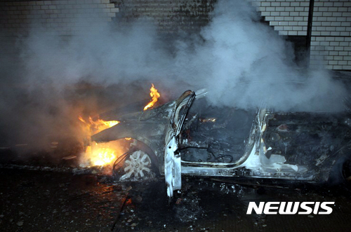 【장성=뉴시스】신대희 기자 = 29일 오전 11시33분께 전남 장성군 장성읍 고창~담양고속도로 장성 3터널(총 길이 3.1km) 내부를 주행하던 송모(39)씨의 승용차에서 불이 나 119에 의해 30분만에 진화됐다. 2017.08.29. (사진 = 전남 담양소방서 제공)  photo@newsis.com