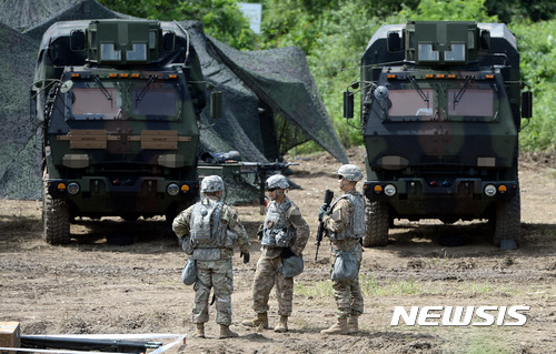 【파주=뉴시스】임태훈 기자 = 북한이 평양 순안일대에서 중거리급 이상으로 추정되는 탄도미사일 1발을 동쪽방향 일본상공을 지나 북태평양 해상으로 발사한 29일 오후 경기 파주시 접경지역에서 한미 연합 훈련인 을지프리덤가디언(UFG) 훈련에 참가한 주한 미군들이 훈련을 준비하고 있다.&nbsp; 합동참모본부는 북한이 29일 새벽 동쪽으로 발사한 불상 탄도미사일과 관련 "북한은 5시 57분께 평양시 순안일대에서 불상 탄도미사일 1발을 동쪽방향 일본상공을 지나 북태평양 해상으로 발사했다"며 "비행거리는 2700여㎞이고 최대고도는 550여㎞로 판단했다"고 밝혔다. 2017.08.29.&nbsp; taehoonlim@newsis.com