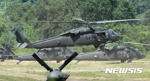 【파주=뉴시스】임태훈 기자 = 경기 파주시 접경지역에서 한미 을지프리덤가디언(UFG) 합동군사연습에 참가한 미군 블랙호크 헬기가 이륙하고 있다. 2017.08.29. taehoonlim@newsis.com
