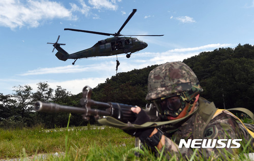 【용인=뉴시스】이정선 기자 = 육군 제55사단 을지프리덤가디언(UFG)연습 연계 페스트로프 훈련이 실시된 29일 오후 경기 용인 형제봉에서 군 장병들이 헬기 공중강습을 하고 있다.이번 훈련은 작전 지역 내 침투한 적을 탐색·격멸하기 위한 것으로, 헬기를 이용한 공중 수색·정찰 및 페스트로프를 통한 작전 능력 숙달을 위한 목적으로 실시됐다. 2017.08.29. ppljs@newsis.com