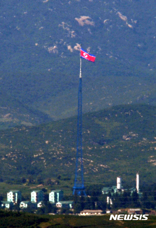 【파주=뉴시스】임태훈 기자 = 북한이 평양 순안일대에서 중거리급 이상으로 추정되는 탄도미사일 1발을 동쪽방향 일본상공을 지나 북태평양 해상으로 발사한 29일 오후 경기 파주시 오두산전망대에서 바라본 북한 기정동 마을의 인공기가 펄럭이고 있다.&nbsp; 합동참모본부는 북한이 29일 새벽 동쪽으로 발사한 불상 탄도미사일과 관련 "북한은 5시 57분께 평양시 순안일대에서 불상 탄도미사일 1발을 동쪽방향 일본상공을 지나 북태평양 해상으로 발사했다"며 "비행거리는 2700여㎞이고 최대고도는 550여㎞로 판단했다"고 밝혔다. 2017.08.29. taehoonlim@newsis.com