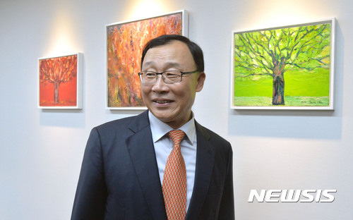 【서울=뉴시스】김선웅 기자 = 채동욱(사법연수원 14기) 전 검찰총장이 29일 오후 서울 강남구 법무법인 '서평' 사무실에서 개소식 행사를 앞두고 지인들과 담소를 나누고 있다. 채 전 총장은 39대 검찰총장으로 재직중이던 2013년 혼외자 의혹이 불거져 6개월만에 퇴임했다. 채 전 총장의 대학 동기인 이재순(사법연수원 16기) 변호사가 대표를 맡았으며 이명박 정부 시절 PD수첩 사건 수사 중 지휘부와 갈등을 빚고 검찰을 떠난 임수빈(사법연수원 19기) 변호사가 합류했다. 앞서 대한변협은 지난 1월 채 전 총장이 변호사 등록과 함께 개업 신고서를 제출하자 변호사 등록만 허가하고 개업 신고서는 반려한 바 있다. 이후 변협은 지난 5월2일 채 전 총장이 낸 변호사 개업 신고서와 법무법인 설립 등록안을 의결했다. 2017.08.29. mangusta@newsis.com