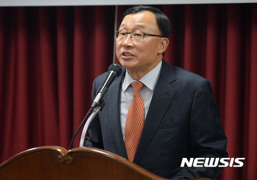 【서울=뉴시스】김선웅 기자 = 채동욱(사법연수원 14기) 전 검찰총장이 지난해 8월29일 오후 서울 강남구 법무법인 '서평'에서 열린 개소식에서 인사말을 하고 있다. 2017.08.29. mangusta@newsis.com