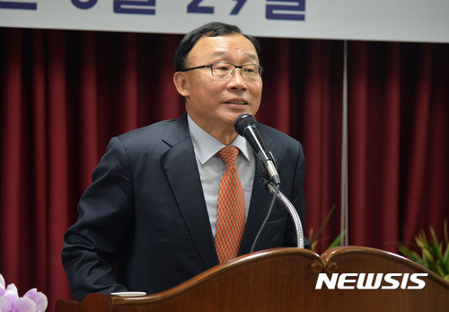 【서울=뉴시스】김선웅 기자 = 채동욱 전 검찰총장이 지난해 8월29일 오후 서울 강남구 법무법인 '서평'에서 열린 개소식에서 인사말을 하고 있다. 2017.08.29. mangusta@newsis.com