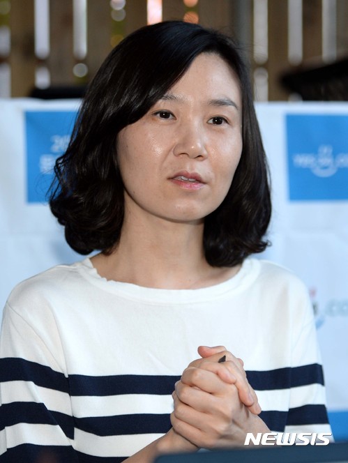 【서울=뉴시스】고범준 기자 = 조남주 작가가 29일 오후 서울 마포구 레드빅스페이스 빌딩 카페테리아에서 열린 '2017 예스24 여름 문학학교'에서 기자들과 간담회를 갖고 있다. 예스24에 따르면 지난 7월 10일부터 8월 15일까지 홈페이지를 통해 '한국 문학의 미래가 될 젊은 작가' 투표를 실시한 결과, 조남주 작가가 전체 투표자 27만5807명 중 총 5만8948표(6.1%)를 얻어 1위로 뽑혔다고 밝혔다. 한편 예스24는 투표에 참여한 독자를 초청, 무료로 문학 강연을 제공하는 '예스24 여름 문학학교'를 지난 22일부터 세 차례에 걸쳐 진행했다. 2017.08.30. bjko@newsis.com