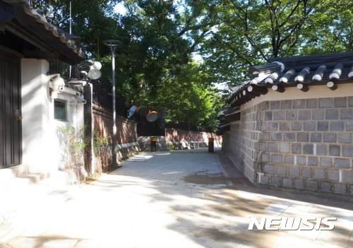 【서울=뉴시스】철문 철거하고 개방된 돌담길. 2017.8.30(사진=서울시 제공)