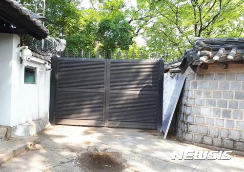 【서울=뉴시스】철문으로 막혔던 돌담길. 2017.8.30(사진=서울시 제공)