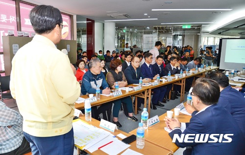 【제천=뉴시스】강신욱 기자 = 충북 제천시가 '출입구 논란'을 빚은 제천 강저롯데캐슬프리미어 아파트 문제와 관련해 29일 건축 현장에서 이근규 시장 주재로 3차 현장시장실을 열고 있다. 2017.08.30. (사진=제천시 제공) photo@newsis.com
