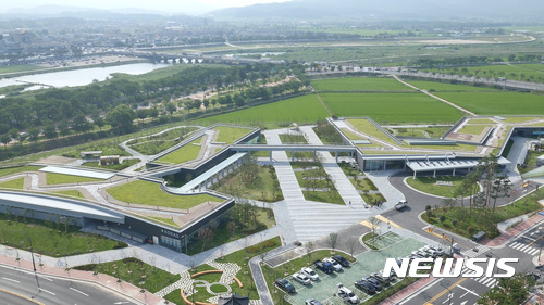 【경주=뉴시스】강진구 기자 = 한국원자력환경공단은 30일 오후 경북 경주시 서악동에 신사옥을 개관하고 ‘국민의 KORAD’로서 미래상을 공개한다고 밝혔다.사진은 신사옥 전경.2017.08.30.(사진=한국원자력환경공단 제공) photo@newsis.com