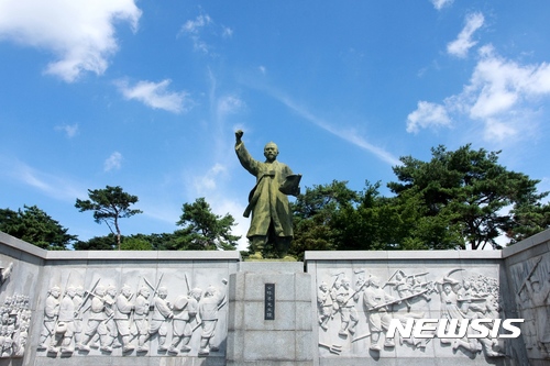 【정읍=뉴시스】김종효 기자 = 30일 전북 정읍시는 서울 종로에 동학농민혁명 최고 지도자 전봉준 장군 동상을 건립하기 위한 국민모금설명회가 오는 9월12일 동학농민혁명의 성지 정읍에서부터 시작된다고 밝혔다. 사진은 정읍 황토현 전적지 내에 설치된 전봉준 장군 동상의 모습이다. 2017.08.30. (사진 = 정읍시 제공) photo@newsis.com