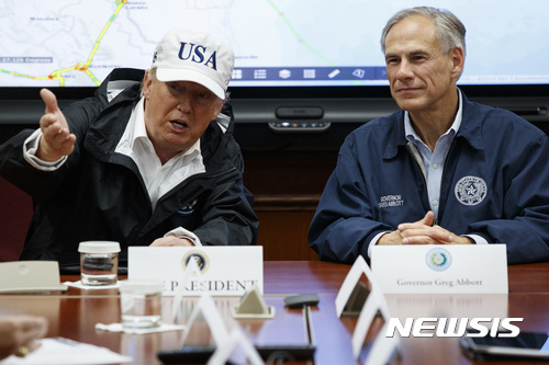 【오스틴=AP/뉴시스】도널드 트럼프 미국 대통령(왼쪽)과 그렉 에벗 텍사스 주지사가 29일(현지시간) 오스틴에 위치한 텍사스 주 공공안전 긴급 대책 본부에서 회의를 진행하고 있다. 2017.8.30.