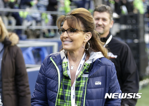 【시애틀(미 워싱턴주)=AP/뉴시스】자료사진으로 세라 페일린 전 알래스카 주지사가 2016년 12월 시애틀에서 프로 미식축구(NFL) 경기를 보기 위해 경기장에 들어서고 있다.&nbsp; 2017.8.30