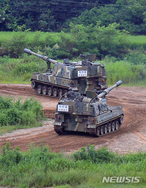 【파주=뉴시스】박진희 기자 = 북한 김정은 노동당 위원장이 중장거리탄도미사일(IRBM)인 화성-12형 발사훈련을 현지지도했다고 조선중앙통신이 보도한 30일 오전 경기 파주시 접경지역에서 한미 을지프리덤가디언(UFG) 합동군사연습에 참가한 K-9 전차가 기동 훈련을 하고 있다. 2018.08.30. pak7130@newsis.com