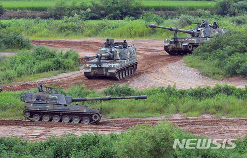 【파주=뉴시스】박진희 기자 = 한미 국방부는 19일 을지프리덤가디언 훈련 중단을 공식 발표했다. 사진은 지난해 8월 30일 경기 파주시 접경지역에서 한미 을지프리덤가디언(UFG) 합동군사연습에 참가한 K-9 전차가 기동 훈련을 하고 있는 모습. 2018.08.30. pak7130@newsis.com