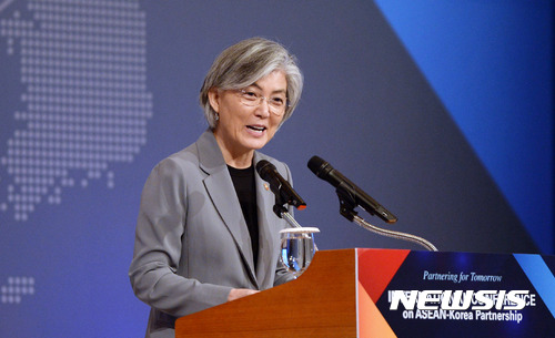【서울=뉴시스】임태훈 기자 = 강경화 외교부 장관이 30일 오전 서울 중구 롯데호텔에서 열린 한-아세안 관계조망 국제회의 개회식에서 기조연설을 하고 있다. 2017.08.30. taehoonlim@newsis.com