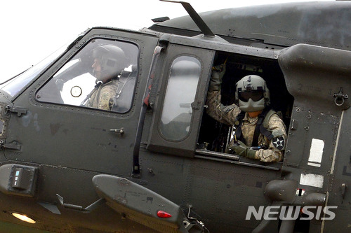 【파주=뉴시스】박진희 기자 = 경기 파주시 접경지역에서 30일 한미 을지프리덤가디언(UFG) 합동군사연습에 참가한 미군 블랙호크 헬기가 이륙하고 있다. 2017.08.30. pak7130@newsis.com