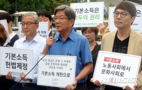 【서울=뉴시스】조성봉 기자 = 홍세화(앞줄 가운데) 장발장은행장이 30일 오전 서울 종로구 광화문 이순신동상 앞에서 열린 기본소득 개헌운동 출발 기자회견에서 기본소득 개헌을 촉구하는 발언을 하고 있다. 2017.08.30.suncho21@newsis.com