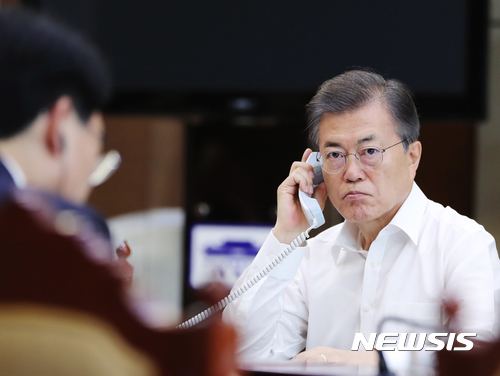 【서울=뉴시스】전진환 기자 = 문재인 대통령이 30일 오전 청와대 여민관 소회의실에서 아베 신조 일본 총리와 전화통화로 지난 29일 일본 상공을 통과한 북한의 탄도미사일 발사에 대해 논의하고 있다. 2017.08.30. (사진=청와대 제공) photo@newsis.com