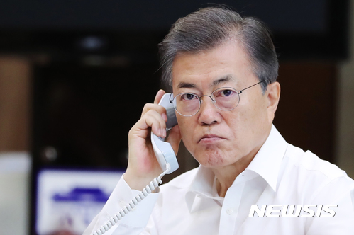 【서울=뉴시스】전진환 기자 = 문재인 대통령이 30일 오전 청와대 여민관 소회의실에서 아베 신조 일본 총리와 전화통화로 지난 29일 일본 상공을 통과한 북한의 탄도미사일 발사에 대해 논의하고 있다. 2017.08.30. (사진=청와대 제공) photo@newsis.com