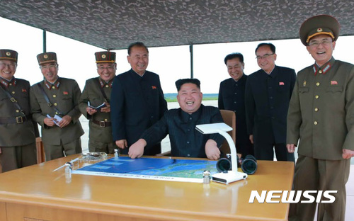 【서울=뉴시스】북한 김정은 국무위원회 위원장이 조선인민군 전략군의 중장거리 전략탄도미사일발사훈련을 현지 지도했다며 노동신문이 30일자에 보도했다. 이날 훈련은 리병칠, 김정식, 조용원, 유진을 비롯한 중앙위원회 책임자들과 장창하ㅡ 전일호 등 국방과학연구부문 담당자들이 함께 참관했다. 2017.08.30. (출처=노동신문)&nbsp; photo@newsis.com