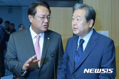 【서울=뉴시스】이영환 기자 = 바른정당 김무성(오른쪽) 의원과 자유한국당 정진석 의원이 30일 오전 서울 여의도 국회 의원회관 제3세미나실에서 열린 세미나 '원전의 진실, 거꾸로 가는 한국'에 참석해 이야기를 나누고 있다. 2017.08.30. 20hwan@newsis.com