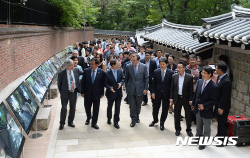 【서울=뉴시스】임태훈 기자 = 박원순 서울시장, 찰스 헤이 주한 영국대사 등 참석자들이 30일 오전 서울 중구 영국대사관 신규 후문 앞에서 덕수궁 돌담길 개방식을 마치고 돌담길을 걷고 있다. 서울시는 1959년 영국대사관이 점유하면서 60여 년간 철문으로 막혀 일반인의 통행이 제한됐던 덕수궁 돌담길 100m 구간(영국대사관 후문~대사관 직원 숙소 앞)을 보행길로 정식 개방한다고 밝혔다. 2017.08.30. taehoonlim@newsis.com