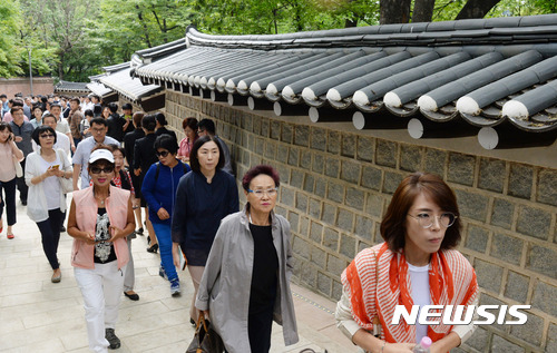 【서울=뉴시스】임태훈 기자 = 30일 오전 서울 중구 영국대사관 신규 후문 앞 덕수궁 돌담길을 시민들이 걷고 있다. 서울시는 1959년 영국대사관이 점유하면서 60여 년간 철문으로 막혀 일반인의 통행이 제한됐던 덕수궁 돌담길 100m 구간(영국대사관 후문~대사관 직원 숙소 앞)을 보행길로 정식 개방한다고 밝혔다. 2017.08.30. taehoonlim@newsis.com