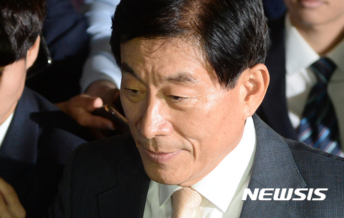 【서울=뉴시스】임태훈 기자 = 원세훈 전 국가정보원장이 30일 오후 서울 서초구 서울고등법원에서 열린 '국정원 댓글 사건' 파기환송심 선고 공판에 출석하고 있다. 2017.08.30.&nbsp; taehoonlim@newsis.com