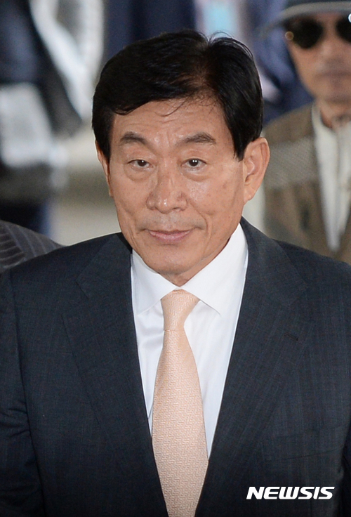 【서울=뉴시스】임태훈 기자 = 원세훈 전 국가정보원장이 30일 오후 서울 서초구 서울고등법원에서 열린 '국정원 댓글 사건' 파기환송심 선고 공판에 출석하고 있다. 2017.08.30. taehoonlim@newsis.com