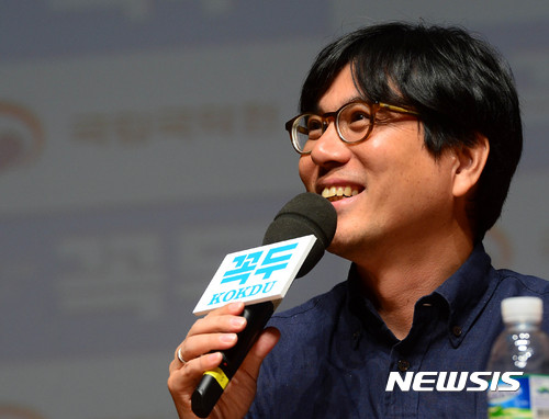 【서울=뉴시스】박주성 기자 = 30일 오후 서울 서초구 국립국악원에서 열린 국립국악원 대표 공연 '꼭두' 제작발표회에서 김태용 감독이 취재진의 질문에 답하고 있다. 오는 10월4일 개막해 22일까지 총 20회에 걸쳐 진행되는 '꼭두'는 국립국악원이 전통 공연 대표 레퍼토리를 확장하고자 기획한 공연으로 국악의 기존 이미지를 탈피하고 관객들과 소통할 수 있는 새롭고 재미있는 공연 작품을 선보이기 위해 기획됐다. 2017.08.30. park7691@newsis.com