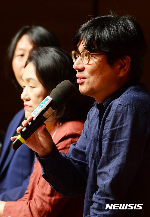 【서울=뉴시스】박주성 기자 = 30일 오후 서울 서초구 국립국악원에서 열린 국립국악원 대표 공연 '꼭두' 제작발표회에서 김태용 감독이 취재진의 질문에 답하고 있다. 오는 10월4일 개막해 22일까지 총 20회에 걸쳐 진행되는 '꼭두'는 국립국악원이 전통 공연 대표 레퍼토리를 확장하고자 기획한 공연으로 국악의 기존 이미지를 탈피하고 관객들과 소통할 수 있는 새롭고 재미있는 공연 작품을 선보이기 위해 기획됐다. 2017.08.30. park7691@newsis.com