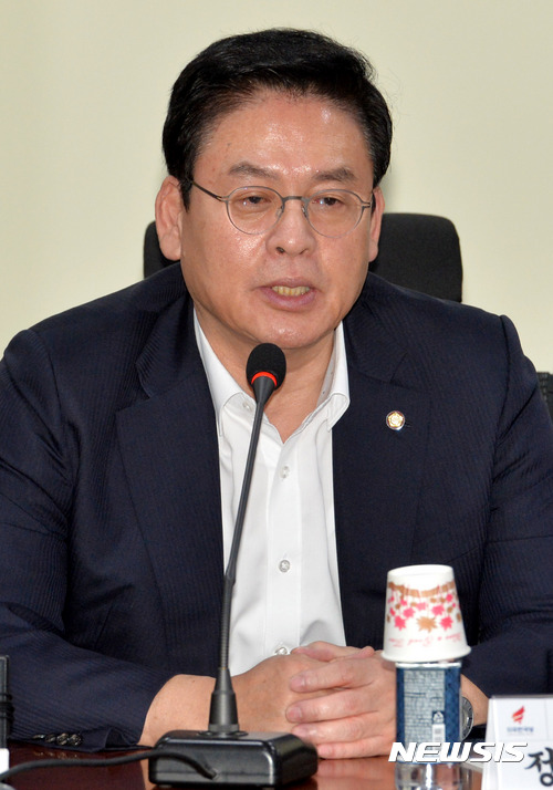 【서울=뉴시스】배훈식 기자 = 30일 오후 서울 여의도 국회 의원회관에서 열린 자유한국당 사드대책특별위원회 토론회 '전술핵 배치 어떻게 할 것인가?'에 참석한 정우택 원내대표가 인사말을 하고 있다. 2017.08.30. dahora83@newsis.com