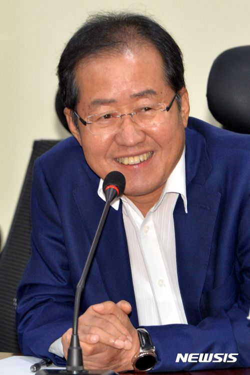 【서울=뉴시스】배훈식 기자 = 30일 오후 서울 여의도 국회 의원회관에서 열린 자유한국당 사드대책특별위원회 토론회 '전술핵 배치 어떻게 할 것인가?'에 참석한 홍준표 대표가 인사말을 하고 있다. 2017.08.30.&nbsp; dahora83@newsis.com