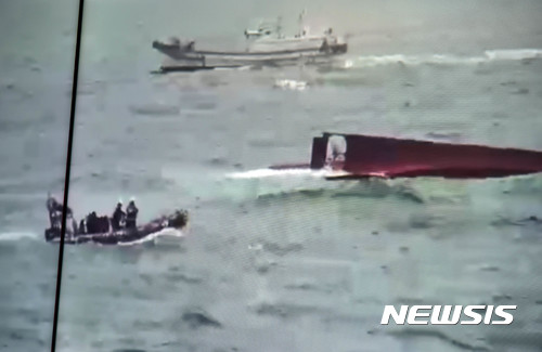 【서울=뉴시스】추상철 기자 = 30일 오후 경북 포항 호미곶 인근 해역에서 어선 전복 사고가 발생해 출동한 해양경찰이 수색작업을 하고 있다. 2017.08.30. (사진 =해양경찰청 제공)photo@newsis.com