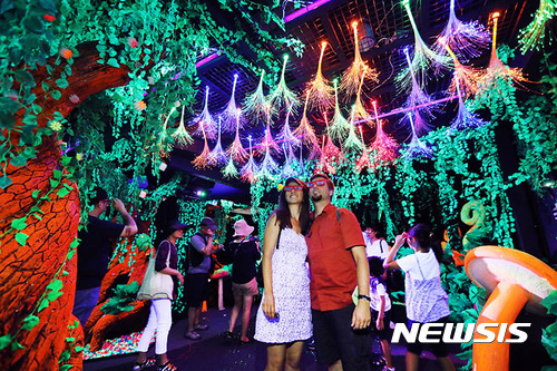 【서울=뉴시스】추상철 기자 = 29일 전북 무주군 무주읍 일원에서 열리고 있는 제21회 무주반딧불축제를 찾은 관광객들이 주제관에 설치된 반딧불 판타지관을 관람하고 있다.‘자연의 빛, 생명의 빛, 미래의 빛’을 주제로 열리는 이번 축제는 반딧불이 신비탐사를 비롯해 반딧불축제 주제관과 무주아리랑, 남대천 물 축제와 글로벌 태권도 시범 페스티벌 등 다양한 체험 프로그램으로 9월 3일까지 열린다. 2017.08.30. (사진 =무주군 제공)photo@newsis.com