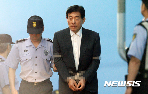 【서울=뉴시스】임태훈 기자 = 원세훈 전 국가정보원장이 30일 오후 서울 서초구 서울고등법원에서 열린 '국정원 댓글 사건' 파기환송심 선고 공판에서 징역 4년을 구형받고 구속돼 호송차로 향하고 있다. 2017.08.30.&nbsp; taehoonlim@newsis.com