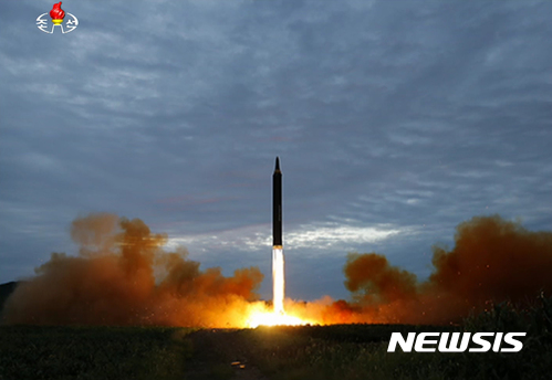 【서울=뉴시스】김정은 조선노동당 위원장 겸 조선인민군 최고사령관이 조선인민군 전략군 중장거리전략탄도로케트 '화성-12형' 발사훈련을 현지 지도했다고 30일 조선중앙TV가 보도했다. 2017.08.30. (사진=조선중앙TV 캡처) photo@newsis.com