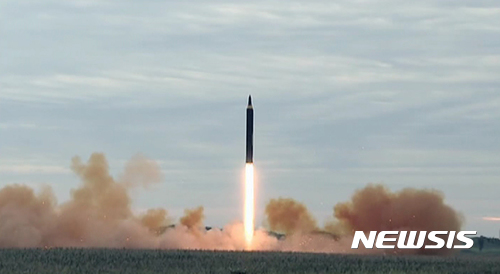 【서울=뉴시스】김정은 조선노동당 위원장 겸 조선인민군 최고사령관이 조선인민군 전략군 중장거리전략탄도로케트 '화성-12형' 발사훈련을 현지 지도했다고 30일 조선중앙TV가 보도했다. 2017.08.30. (사진=조선중앙TV 캡처) photo@newsis.com