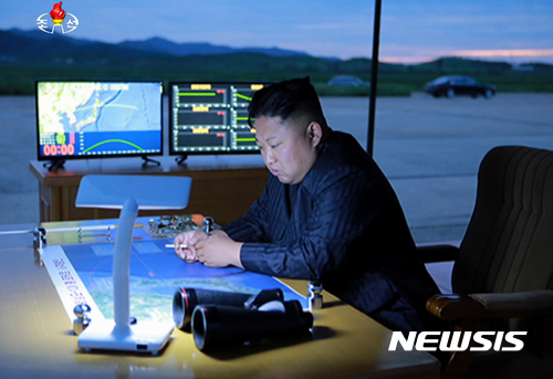 【서울=뉴시스】김정은 조선노동당 위원장 겸 조선인민군 최고사령관이 조선인민군 전략군 중장거리전략탄도로케트 '화성-12형' 발사훈련을 현지 지도했다고 30일 조선중앙TV가 보도했다. 2017.08.30. (사진=조선중앙TV 캡처) photo@newsis.com