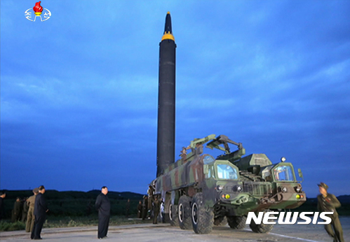 【서울=뉴시스】김정은 조선노동당 위원장 겸 조선인민군 최고사령관이 조선인민군 전략군 중장거리전략탄도로케트 '화성-12형' 발사훈련을 현지 지도했다고 30일 조선중앙TV가 보도했다. 2017.08.30. (사진=조선중앙TV 캡처) photo@newsis.com