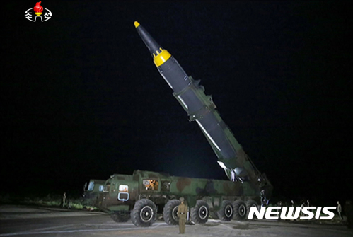 【서울=뉴시스】김정은 조선노동당 위원장 겸 조선인민군 최고사령관이 조선인민군 전략군 중장거리전략탄도로케트 '화성-12형' 발사훈련을 현지 지도했다고 30일 조선중앙TV가 보도했다. 2017.08.30. (사진=조선중앙TV 캡처) photo@newsis.com