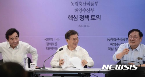 【세종=뉴시스】전신 기자 = 문재인 대통령이 30일 정부세종청사에서 열린 농림축산식품부-해양수산부 핵심정책토의에서 웃옷을 벗고 자료를 살펴보고 있다. 2017.08.30.&nbsp; photo1006@newsis.com