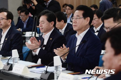 【세종=뉴시스】전신 기자 = 30일 정부세종청사에서 열린 농림축산식품부-해양수산부 핵심정책토의에서 김영록 농림부 장관, 김영춘 해수부 장관이 문재인 대통령의 모두발언에 박수를 보내고 있다. 2017.08.30. photo1006@newsis.com