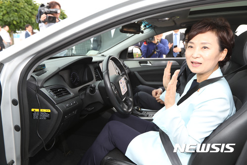 【서울=뉴시스】30일 경기 화성시 교통안전공단 자동차안전연구원에서 열린 자율주행자동차 시험장 K-city 착공식에서 김현미 국토교통부 장관이 자율주행차량을 시승하고 있다. 2017.08.30. (사진=국토교통부 제공)&nbsp; photo@newsis.com 