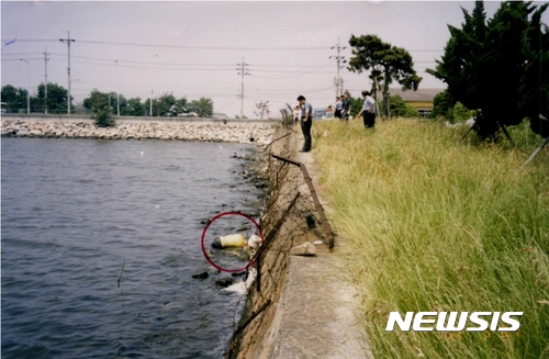 【부산=뉴시스】 하경민 기자 = 장기 미제사건으로 남아 있던 2002년 부산 다방 여종업원 강도살인 사건의 범인이 경찰의 끈질긴 수사와 시민들의 제보로 15년 만에 붙잡혔다.부산경찰청 미제사건전담수사팀은 31일 다방 여종업원을 흉기로 살해해 시신을 유기하고 피해자의 은행 계좌에서 돈을 인출한 A(46·당시 31)씨를 강도살인 등의 혐의로 구속하고, 은행 현금 인출을 도와준 공범 B(당시 23·여)씨와 C(당시 26·여)씨에 불기소 입건했다고 밝혔다. 사진은 2002년 마대자루에 담긴 채 발견된 다방 여종업원 시신. 2017.08.31. (사진=부산경찰청 제공)yulnetphoto@newsis.com
