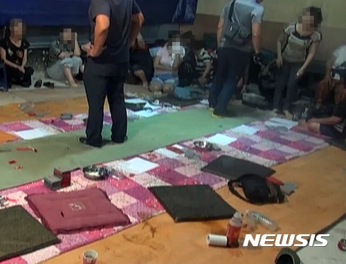 【제주=뉴시스】지난 16일 경찰이 도박장으로 이용된 제주 서귀포시 대정읍의 한 비닐하우스를 급습해 도박에 참여한 여성들을 검거하고 있다. (사진=제주지방경찰청 영상 캡처)