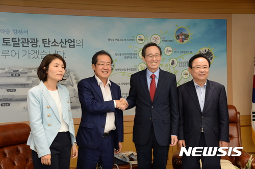 【전주=뉴시스】강인 기자 = 31일 자유한국당 지도부가 전북을 방문한 가운데 전북도청을 찾아 송하진 전북도지사와 간담회를 가졌다. 사진은 (왼쪽부터) 전희경 자유한국당 대변인, 홍준표 당대표, 송하진 전북도지사, 이주영 국회의원이다. 2017.08.31&nbsp; kir1231@newsis.com 